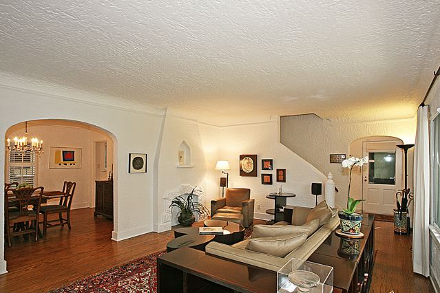 Living Room ** Click for larger picture **