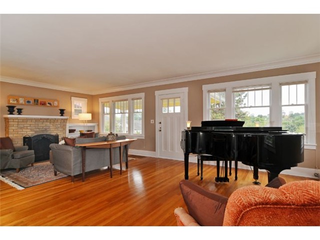 Living Room ** Click for larger picture **